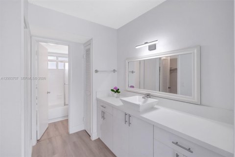 Condominio en venta en Miami Beach, Florida, 1 dormitorio, 66.7 m2 № 2090508 - foto 20