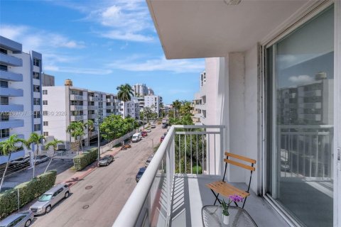 Condominio en venta en Miami Beach, Florida, 1 dormitorio, 66.7 m2 № 2090508 - foto 11