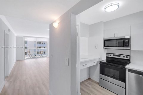 Condominio en venta en Miami Beach, Florida, 1 dormitorio, 66.7 m2 № 2090508 - foto 12