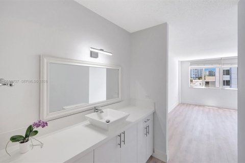 Condominio en venta en Miami Beach, Florida, 1 dormitorio, 66.7 m2 № 2090508 - foto 21