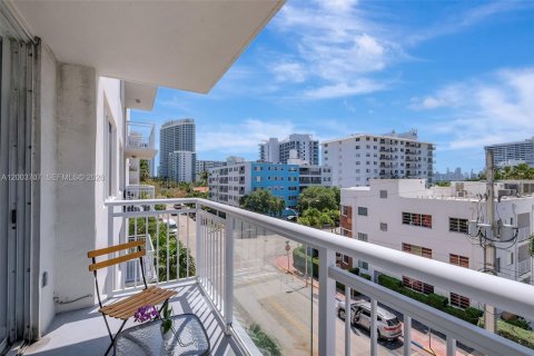 Condominio en venta en Miami Beach, Florida, 1 dormitorio, 66.7 m2 № 2090508 - foto 9
