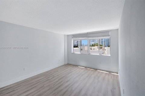 Condominio en venta en Miami Beach, Florida, 1 dormitorio, 66.7 m2 № 2090508 - foto 18