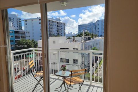 Condominio en venta en Miami Beach, Florida, 1 dormitorio, 66.7 m2 № 2090508 - foto 8