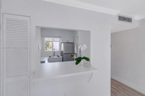 Condominio en venta en Miami Beach, Florida, 1 dormitorio, 66.7 m2 № 2090508 - foto 14