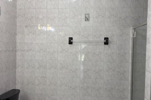 Casa en alquiler en Miami Lakes, Florida, 3 dormitorios, 155.52 m2 № 2011521 - foto 6