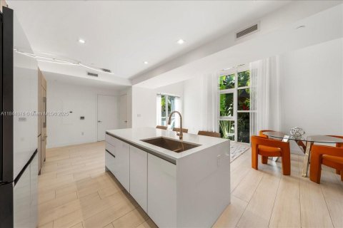 Condominio en venta en Miami, Florida, 3 dormitorios, 207.73 m2 № 1846214 - foto 9