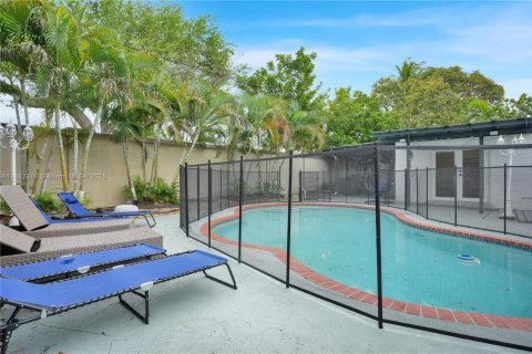 House in North Miami Beach, Florida 4 bedrooms, 200.85 sq.m. № 1929492 - photo 25