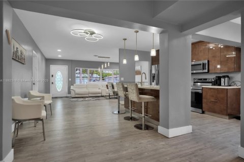 House in North Miami Beach, Florida 4 bedrooms, 200.85 sq.m. № 1929492 - photo 8