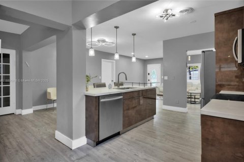 House in North Miami Beach, Florida 4 bedrooms, 200.85 sq.m. № 1929492 - photo 6