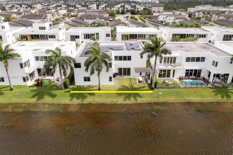 Casa en venta en Doral, Florida, 6 dormitorios, 452.81 m2 № 2019050 - foto 5
