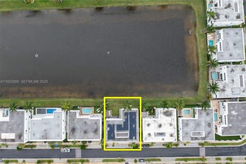 Casa en venta en Doral, Florida, 6 dormitorios, 452.81 m2 № 2019050 - foto 3