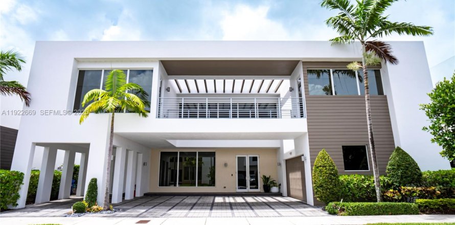 Casa en Doral, Florida 6 dormitorios, 452.81 m2 № 2019050