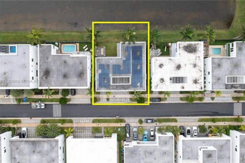 Casa en venta en Doral, Florida, 6 dormitorios, 452.81 m2 № 2019050 - foto 2
