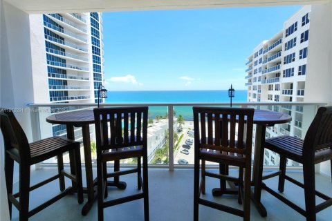 Кондоминиум с 2 спальнями в Холливуд, Флорида № 1923339