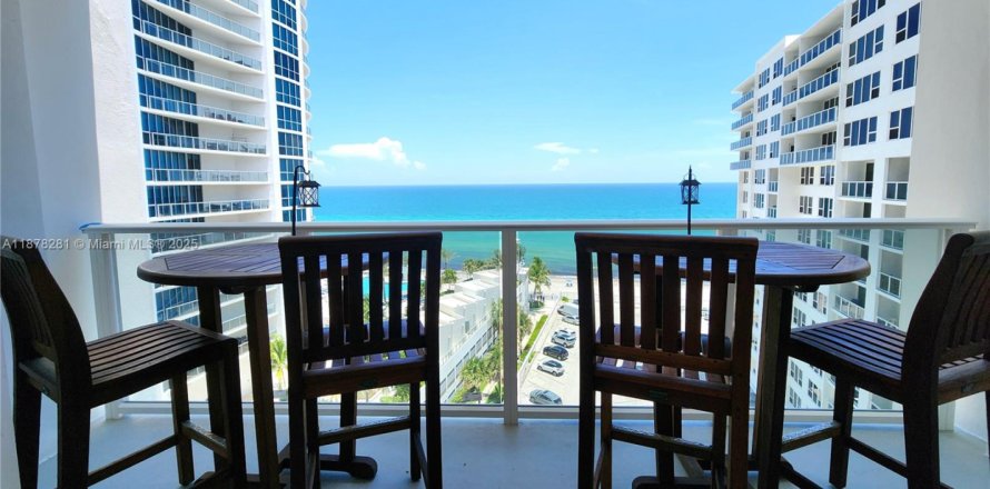 Кондоминиум с 2 спальнями в Холливуд, Флорида № 1923339