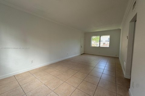 House in Miami, Florida 1 bedroom, 293.2 sq.m. № 1862556 - photo 7