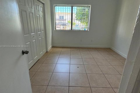 House in Miami, Florida 1 bedroom, 293.2 sq.m. № 1862556 - photo 9