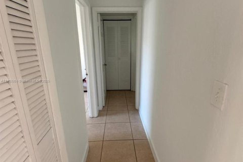 House in Miami, Florida 1 bedroom, 293.2 sq.m. № 1862556 - photo 8