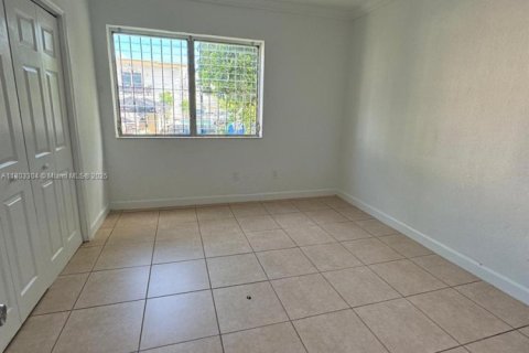 House in Miami, Florida 1 bedroom, 293.2 sq.m. № 1862556 - photo 10