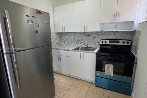 House in Miami, Florida 1 bedroom, 293.2 sq.m. № 1862556 - photo 3