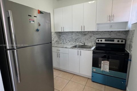 House in Miami, Florida 1 bedroom, 293.2 sq.m. № 1862556 - photo 1