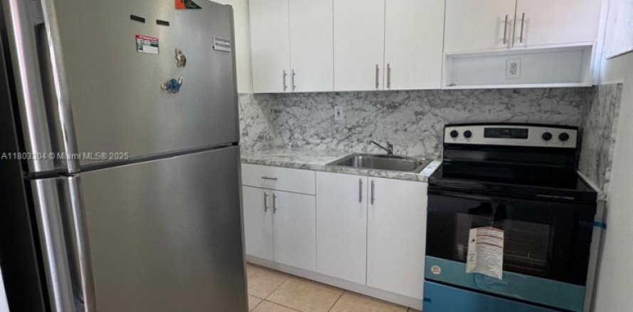 House in Miami, Florida 1 bedroom, 293.2 sq.m. № 1862556