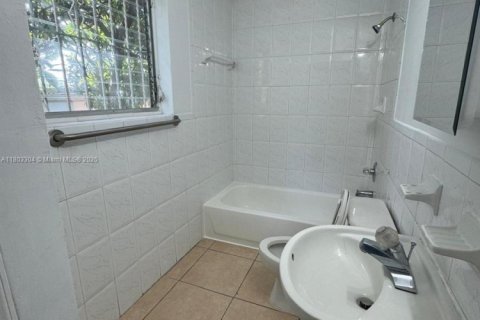 House in Miami, Florida 1 bedroom, 293.2 sq.m. № 1862556 - photo 13