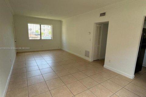 House in Miami, Florida 1 bedroom, 293.2 sq.m. № 1862556 - photo 5