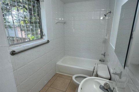 House in Miami, Florida 1 bedroom, 293.2 sq.m. № 1862556 - photo 14