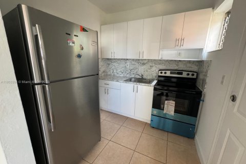 House in Miami, Florida 1 bedroom, 293.2 sq.m. № 1862556 - photo 2