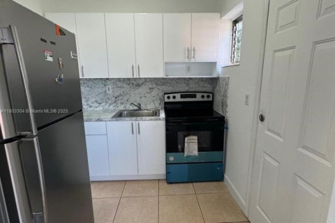 House in Miami, Florida 1 bedroom, 293.2 sq.m. № 1862556 - photo 4