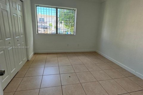 House in Miami, Florida 1 bedroom, 293.2 sq.m. № 1862556 - photo 12