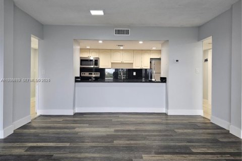 Condo in Hialeah, Florida, 3 bedrooms  № 1989513 - photo 9