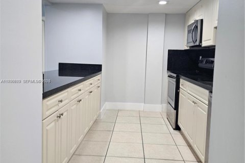 Condo in Hialeah, Florida, 3 bedrooms  № 1989513 - photo 2
