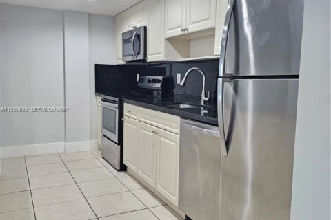 Condo in Hialeah, Florida, 3 bedrooms  № 1989513 - photo 13