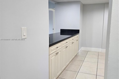 Condo in Hialeah, Florida, 3 bedrooms  № 1989513 - photo 15