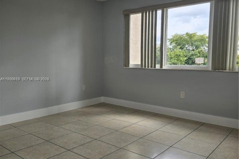 Condo in Hialeah, Florida, 3 bedrooms  № 1989513 - photo 10