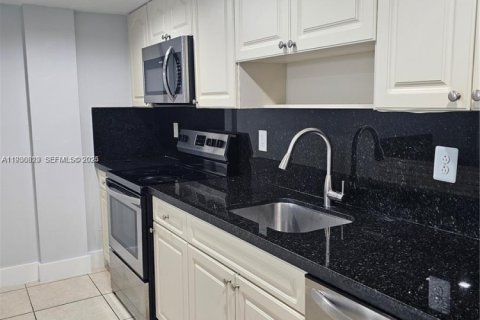 Condo in Hialeah, Florida, 3 bedrooms  № 1989513