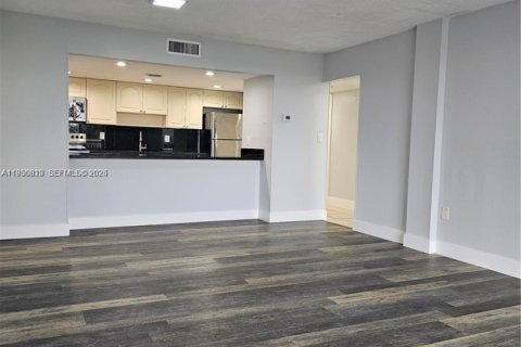 Condo in Hialeah, Florida, 3 bedrooms  № 1989513 - photo 14