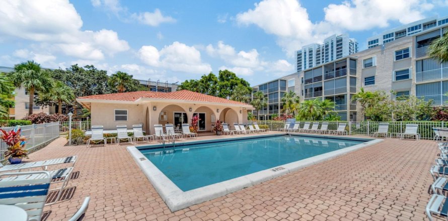 Condo in Lauderdale-by-the-Sea, Florida, 1 bedroom № 1223539