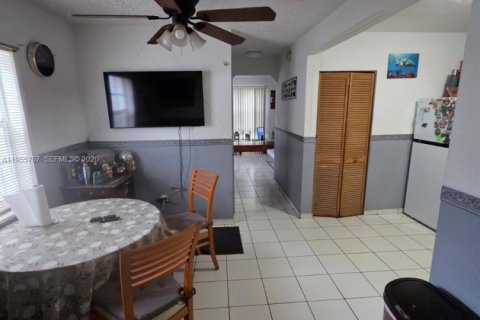 Casa en alquiler en Miami Beach, Florida, 1 dormitorio, 266.44 m2 № 2009715 - foto 8