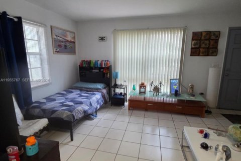 Casa en alquiler en Miami Beach, Florida, 1 dormitorio, 266.44 m2 № 2009715 - foto 4