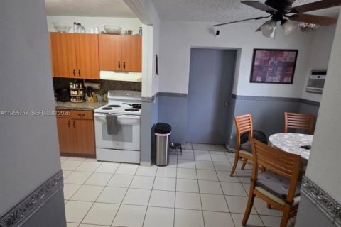 Casa en alquiler en Miami Beach, Florida, 1 dormitorio, 266.44 m2 № 2009715 - foto 6