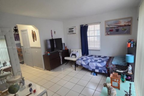 Casa en alquiler en Miami Beach, Florida, 1 dormitorio, 266.44 m2 № 2009715 - foto 2
