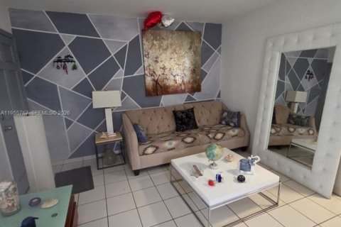 Casa en alquiler en Miami Beach, Florida, 1 dormitorio, 266.44 m2 № 2009715 - foto 3