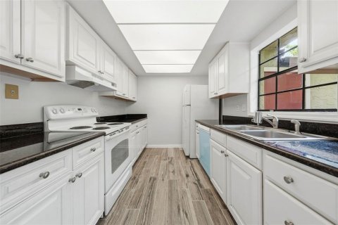 Townhouse in Winter Park, Florida 3 bedrooms, 106.93 sq.m. № 2100118 - photo 6