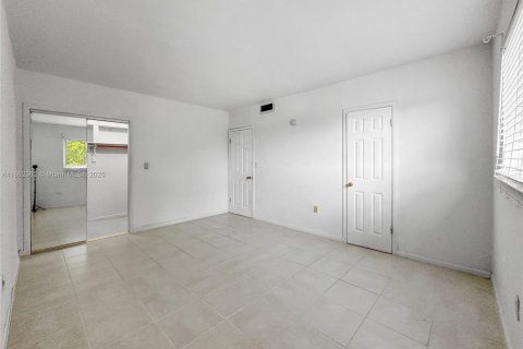 Condominio en alquiler en North Miami, Florida, 1 dormitorio, 65.96 m2 № 1890828 - foto 12