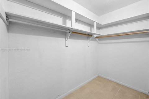 Condominio en alquiler en North Miami, Florida, 1 dormitorio, 65.96 m2 № 1890828 - foto 14