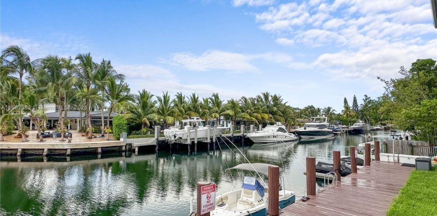 Condominio en North Miami, Florida, 1 dormitorio № 1890828