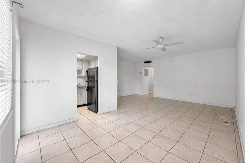 Condominio en alquiler en North Miami, Florida, 1 dormitorio, 65.96 m2 № 1890828 - foto 5